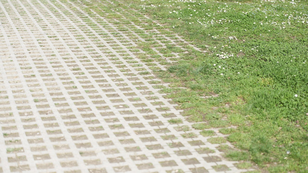 Die Oberfläche des Parkplatzes ist mit wasserdurchlässigen Rasengittern gestaltet.