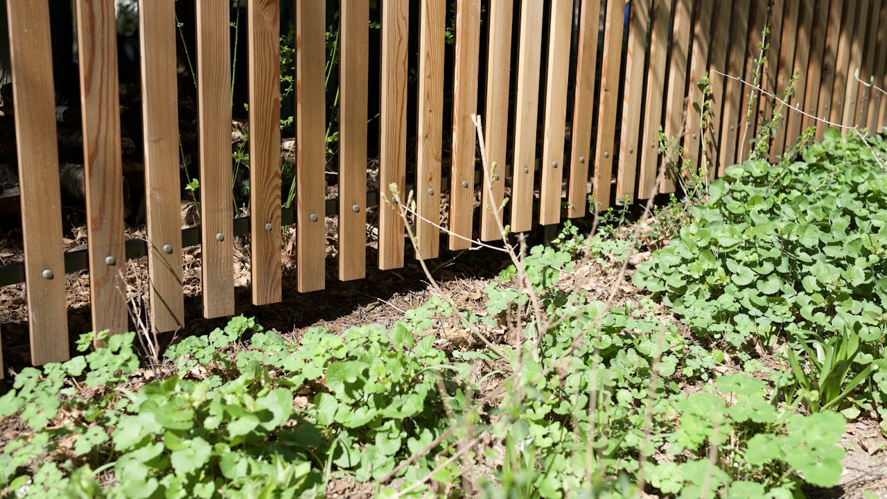 Der Zaun wurde so gestaltet, dass Igel und andere Kleintiere problemlos hindurchschlüpfen können.
