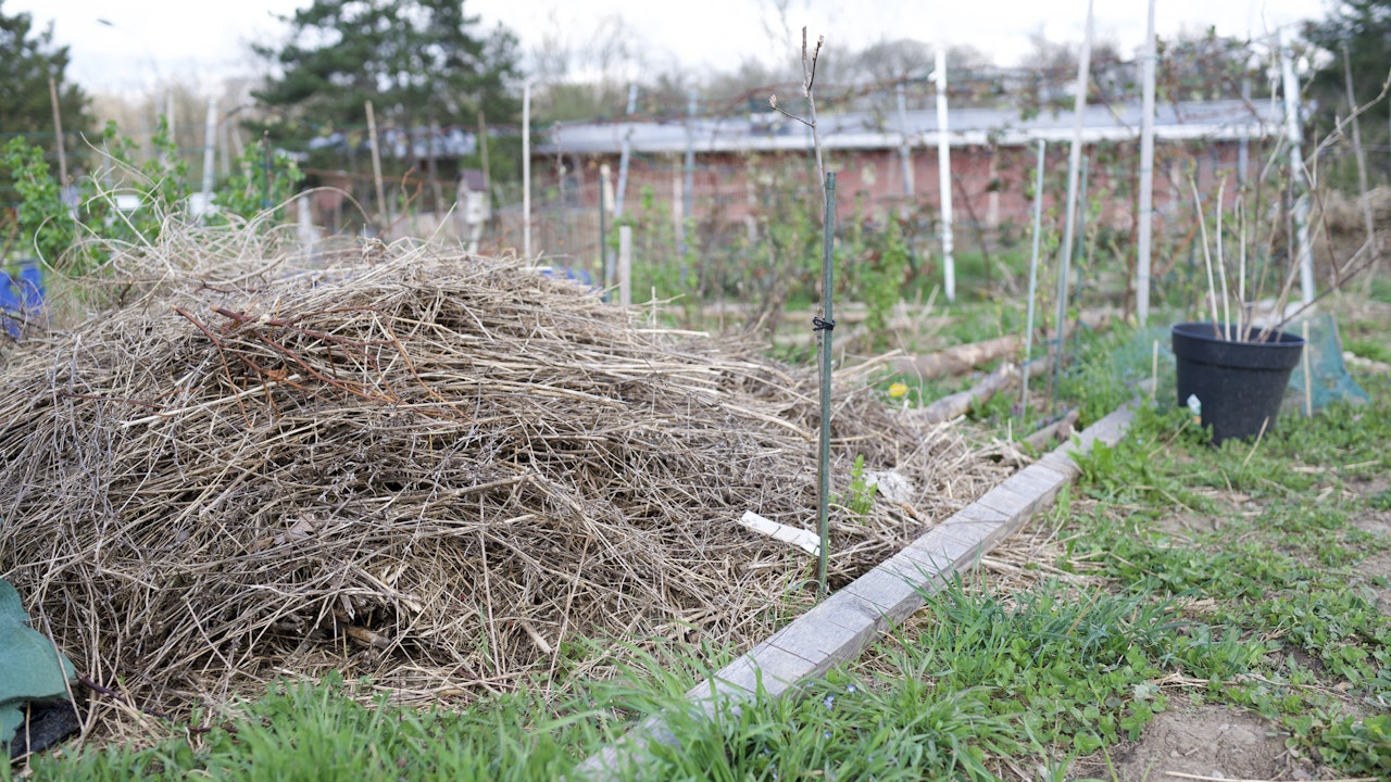 Ein Haufen aus Heu, Stroh und Laub bietet Struktur und Rückzugsraum im Garten.
