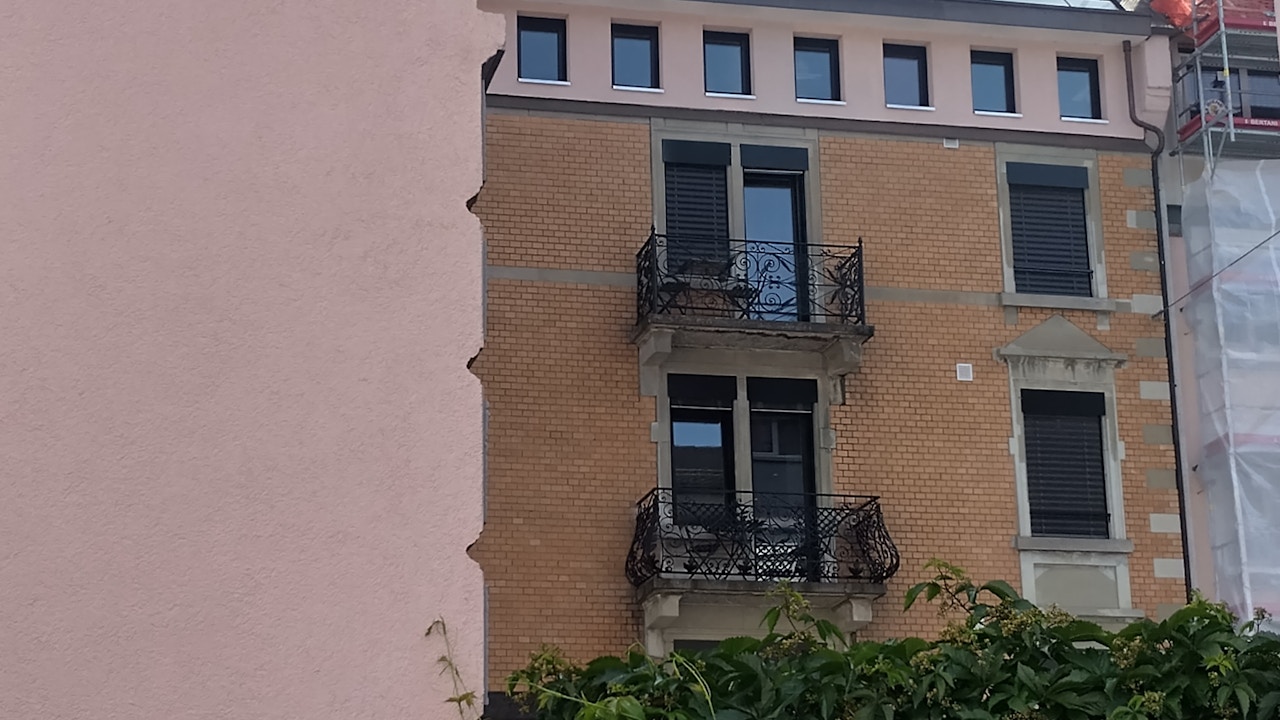 Die Gruppierung unterschiedlicher Töpfe bringt Abwechslung und unterstützt die Artenvielfalt.
