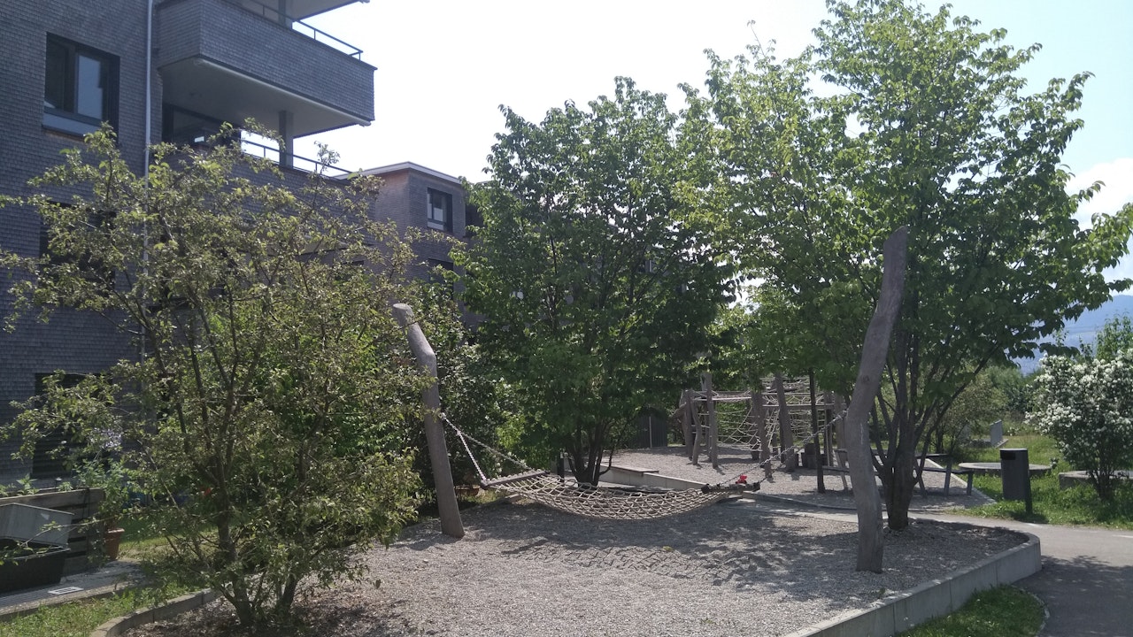 Naturnahe Spielräume integrieren Spiel, Lernen und Naturerleben in einem gestalteten Umfeld.