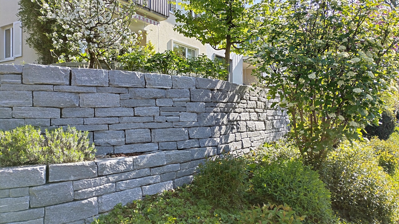Trockenmauern sind nicht nur schöne Gestaltungselemente im Garten, sondern bieten auch Lebensraum.