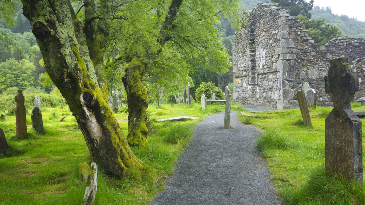 Pilgern in der Natur: Ein jahrhundertealter spiritueller Weg, der Klarheit schenkt und in vielen Religionen tief verwurzelt ist.