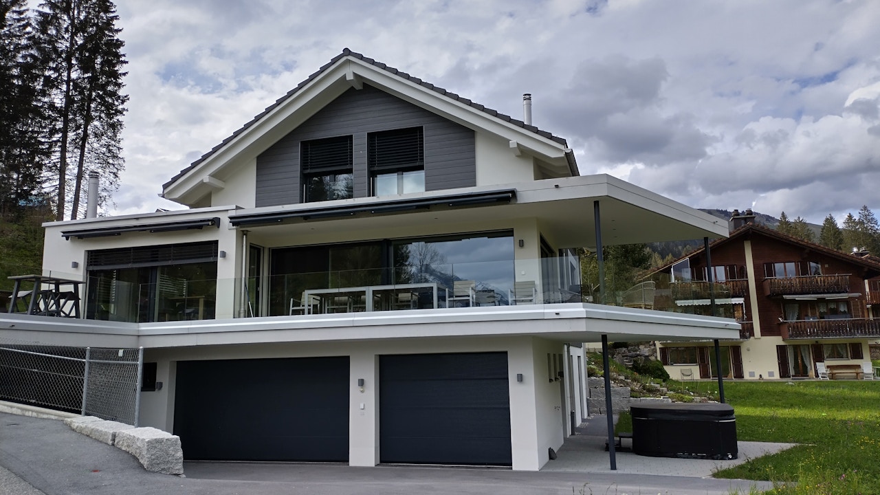 Transparente Balkon-Geländer werden von Vögeln nicht als Hindernis erkannt – sie kollidieren häufig mit dem Glas.
