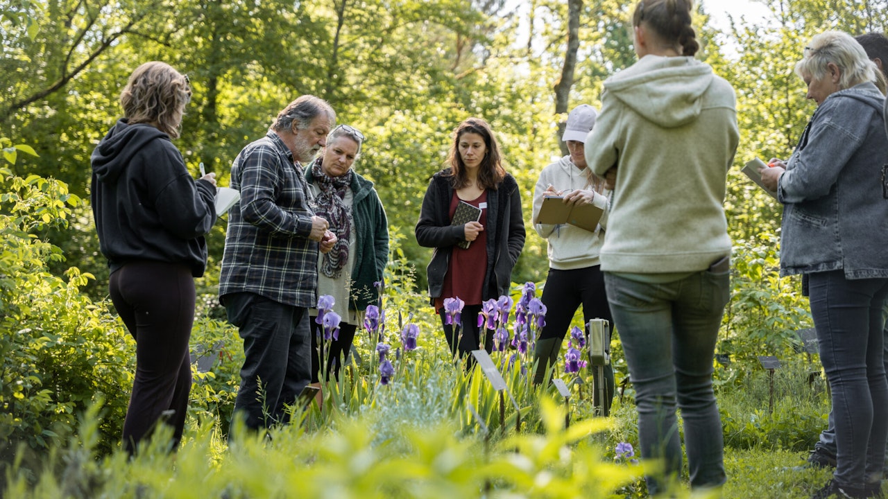 Ein vielfältiges Angebot an Kursen und Workshops fördert die Sinneswahrnehmung und kreatives Lernen in der Natur.