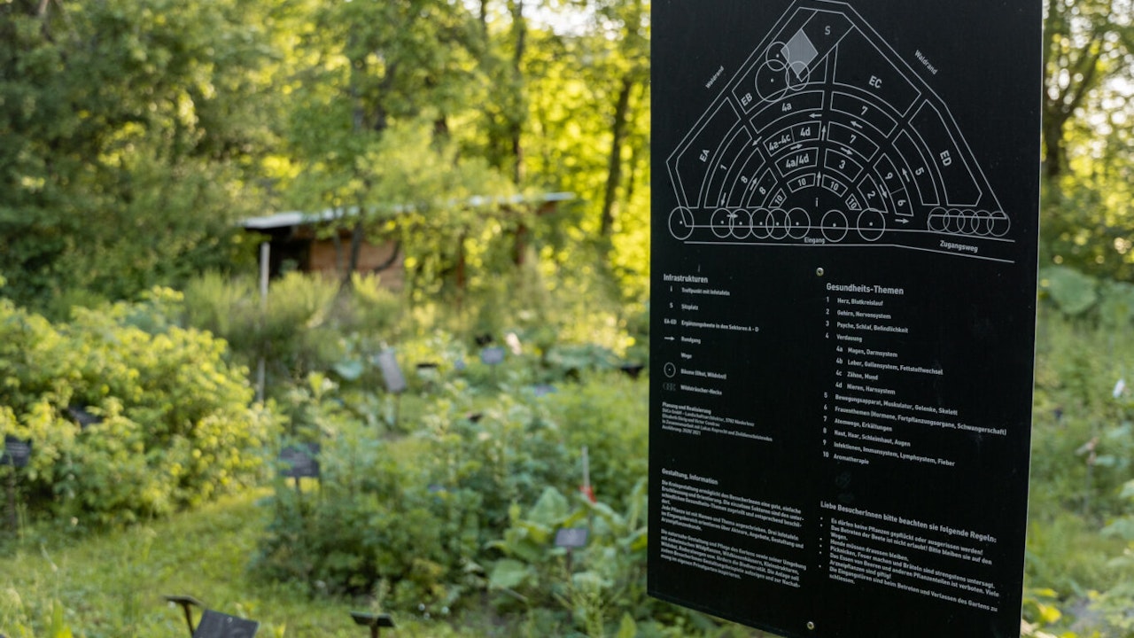 Im Schaugarten mit rund 150 verschiedenen Arznei- und Giftpflanzenarten können sich Besuchende in Pflanzenheilkunde und Gesundheitsförderung weiterbilden.