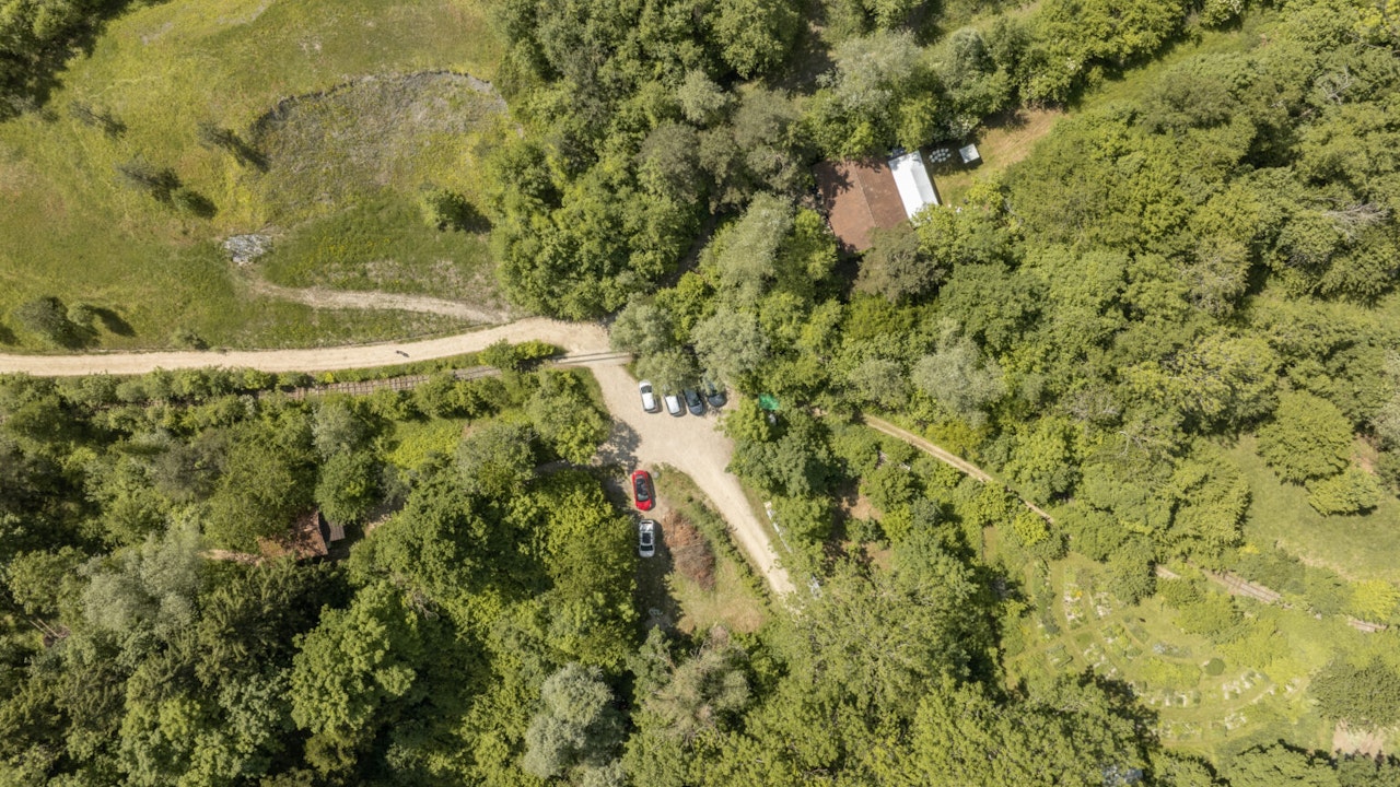 Die Naturwerkstatt Eriwis grenzt an Schinznach-Dorf und liegt unweit der Autobahn A3.