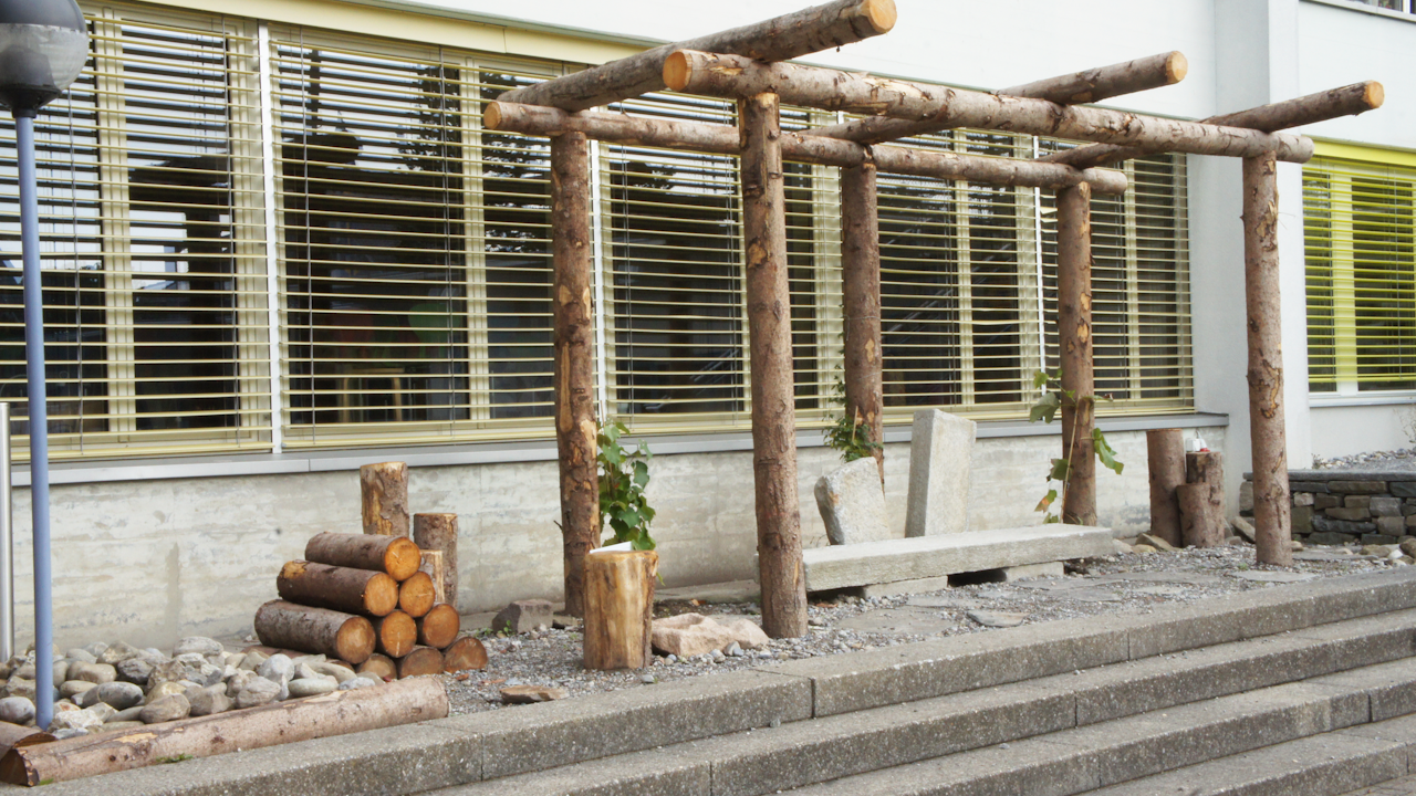 Neue Holzpergola als Wohlfühlort: Sie wertet den Schulhof auf und bringt Erholung für Schüler:innen.