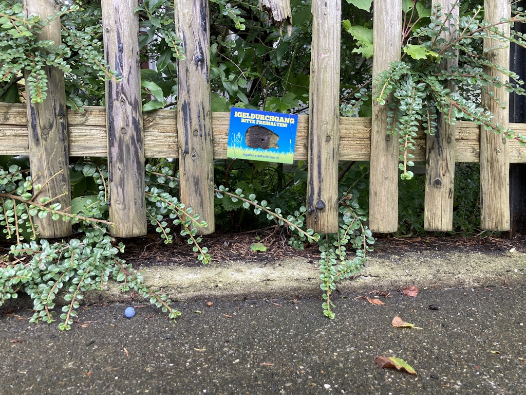 Igel-Plakette an Durchgängen