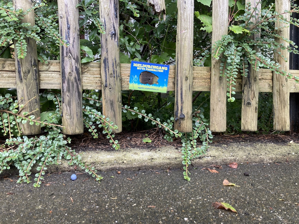 Igel-Plakette an Durchgängen
