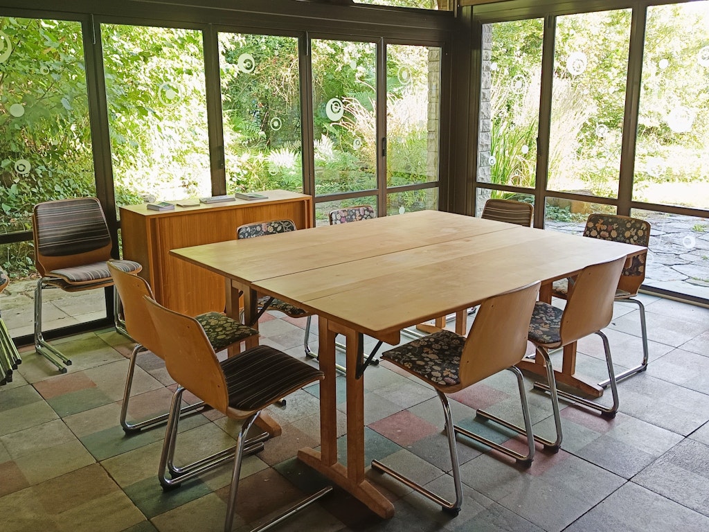 Besucher und Seminarraum mit Selbstbedienungscafe