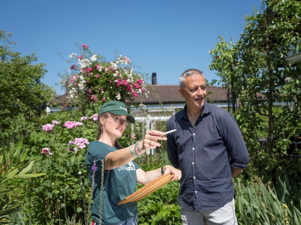 Bei einer kostenlosen Beratung vor Ort erfahren Gartenbesitzer:innen was sie konkret in ihrem Garten für die Natur tun können.