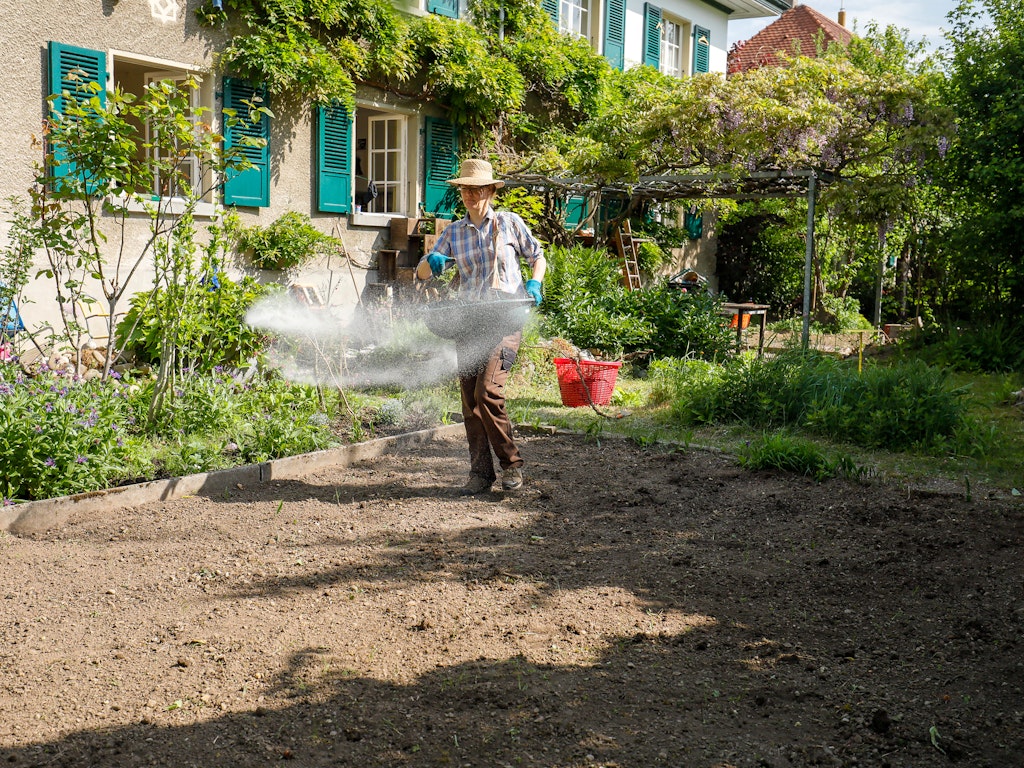 Hier entsteht eine bunte Blumenwiese. Mit ein wenig Übung können viele Elemente für einen naturnahen Garten selbst umgesetzt werden.