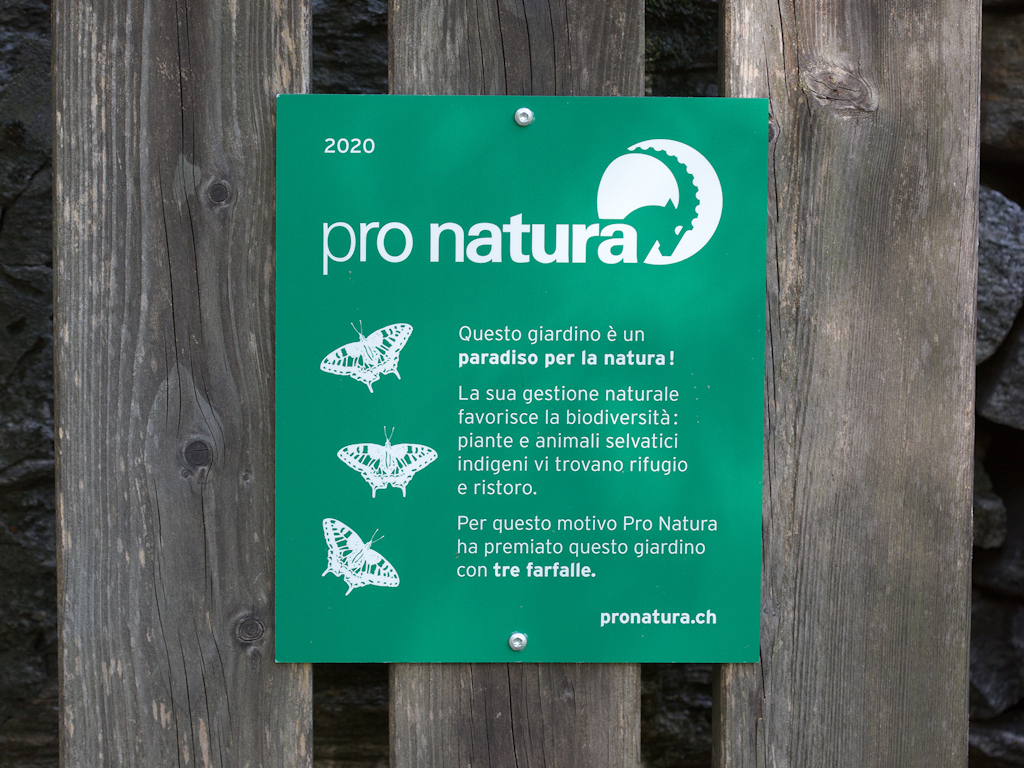 I giardini naturali certificati da Pro Natura sono riconoscibili grazie alla targhetta verde che esplicita l’impegno in favore della natura.