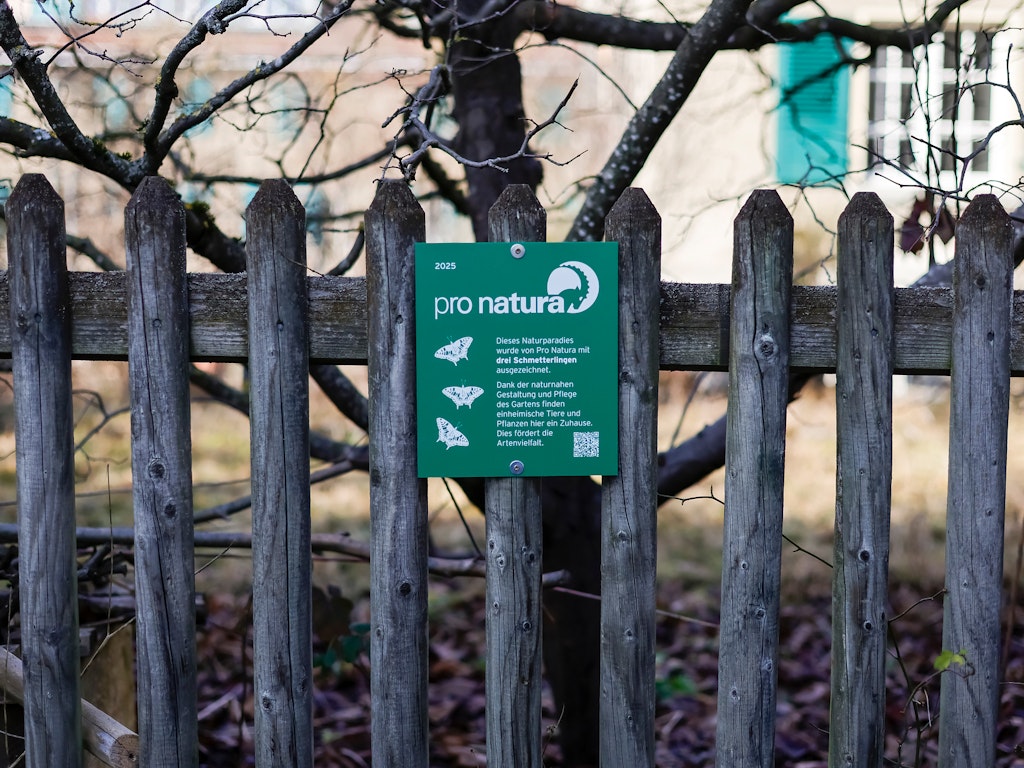 Mit der kostenlosen Zertifizierung zeichnet Pro Natura das Engagement von Naturgärtner:innen aus. Die wetterfesten Plaketten tragen zur Sichtbarkeit von Naturgärten bei.