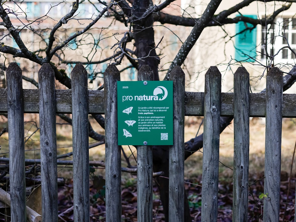 Une jolie plaquette à afficher fièrement dans les jardins naturels certifiés par Pro Natura permet de montrer son engagement pour la biodiversité et de sensibiliser le voisinage.