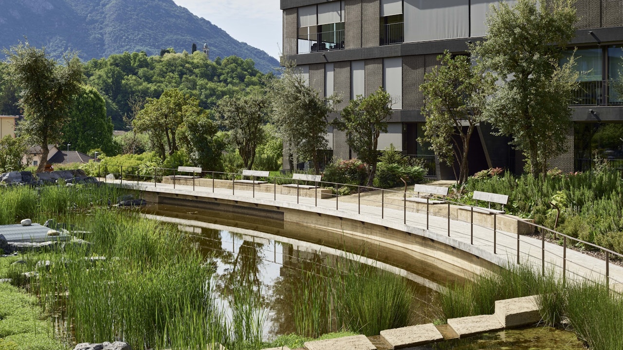 Ein Retentionsbecken in der Überbauung Parco Casarico in Sorengo (TI).