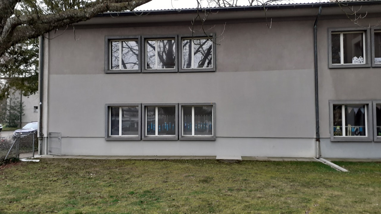 Regenwasser aus Regenrinnen lässt sich auch oberflächlich ableiten.