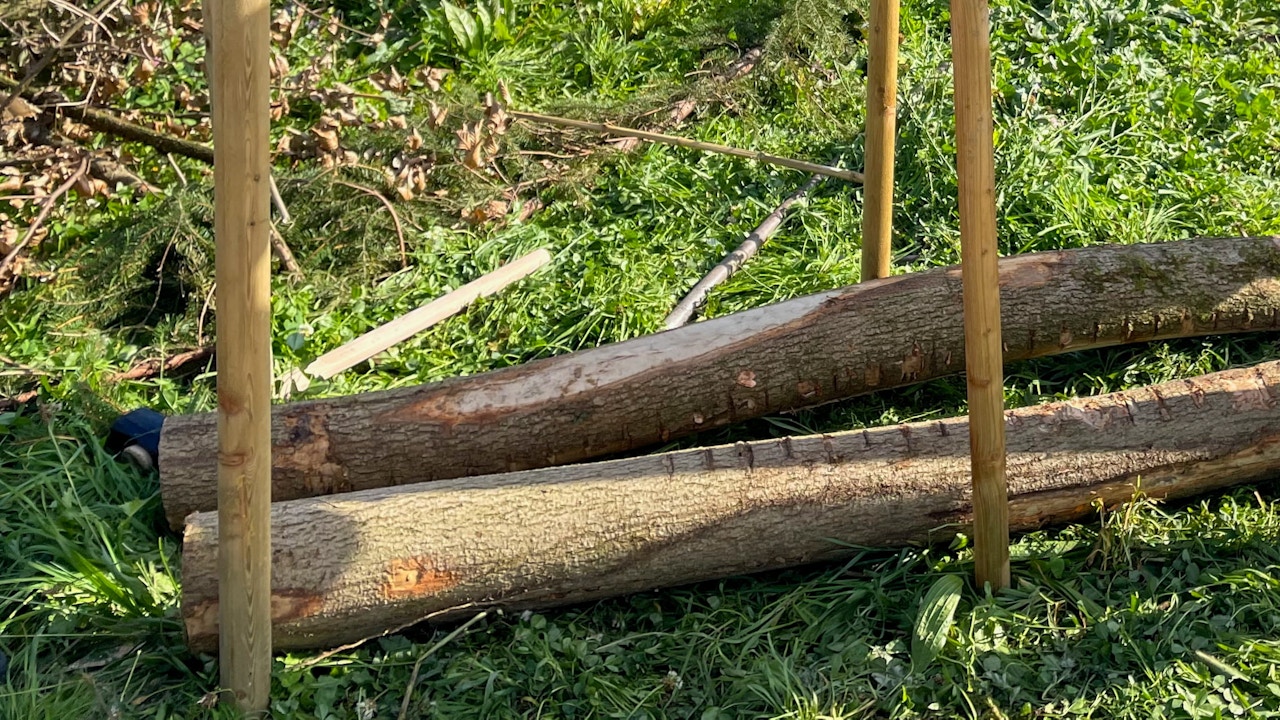 Siepe di Benjes in fase di realizzazione, prima di essere riempita con legno morto