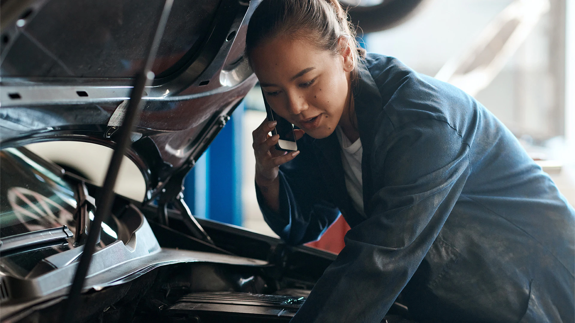 Mechanic talking with Autocom Remote Services support