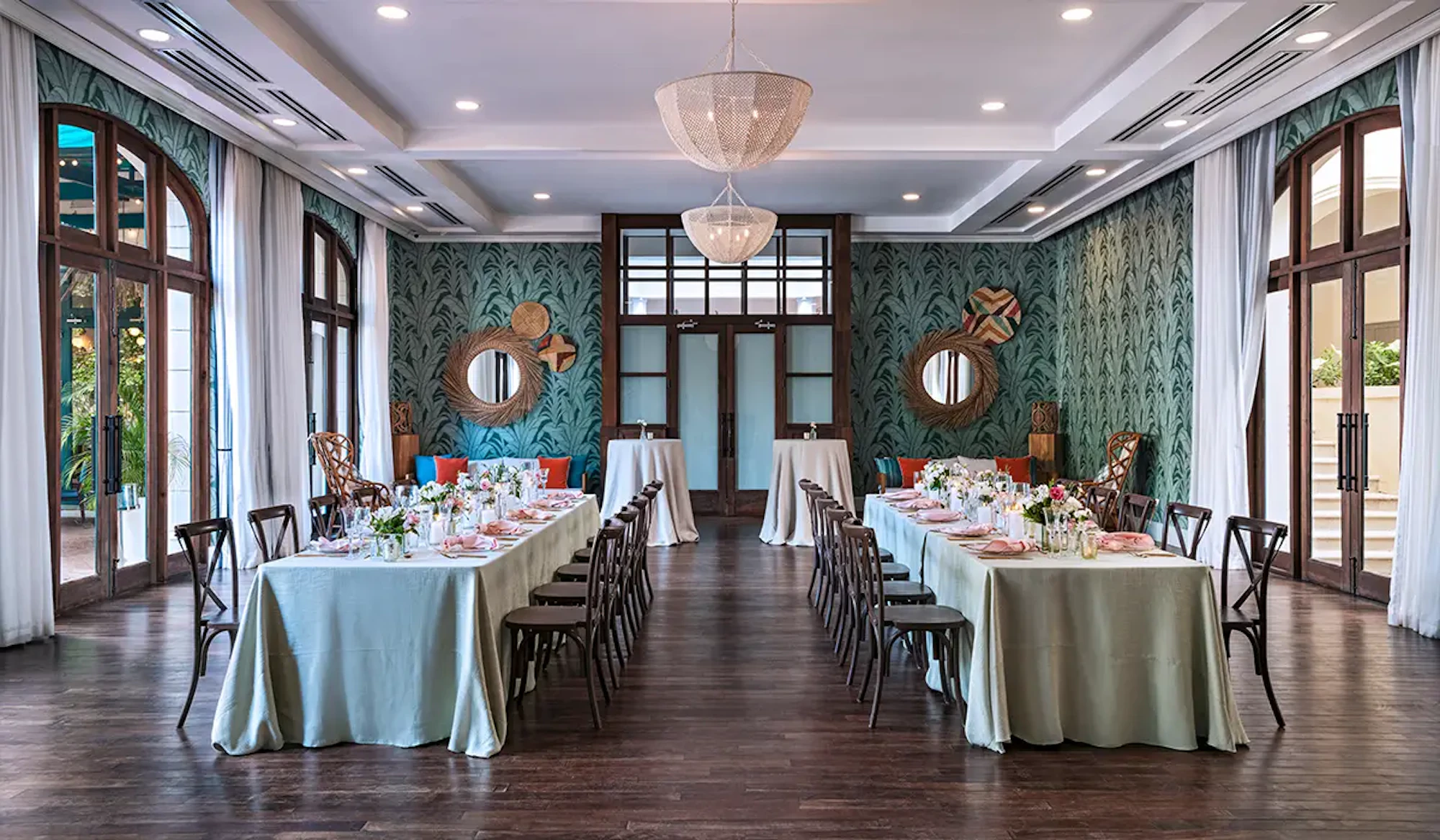 Dining room w tables