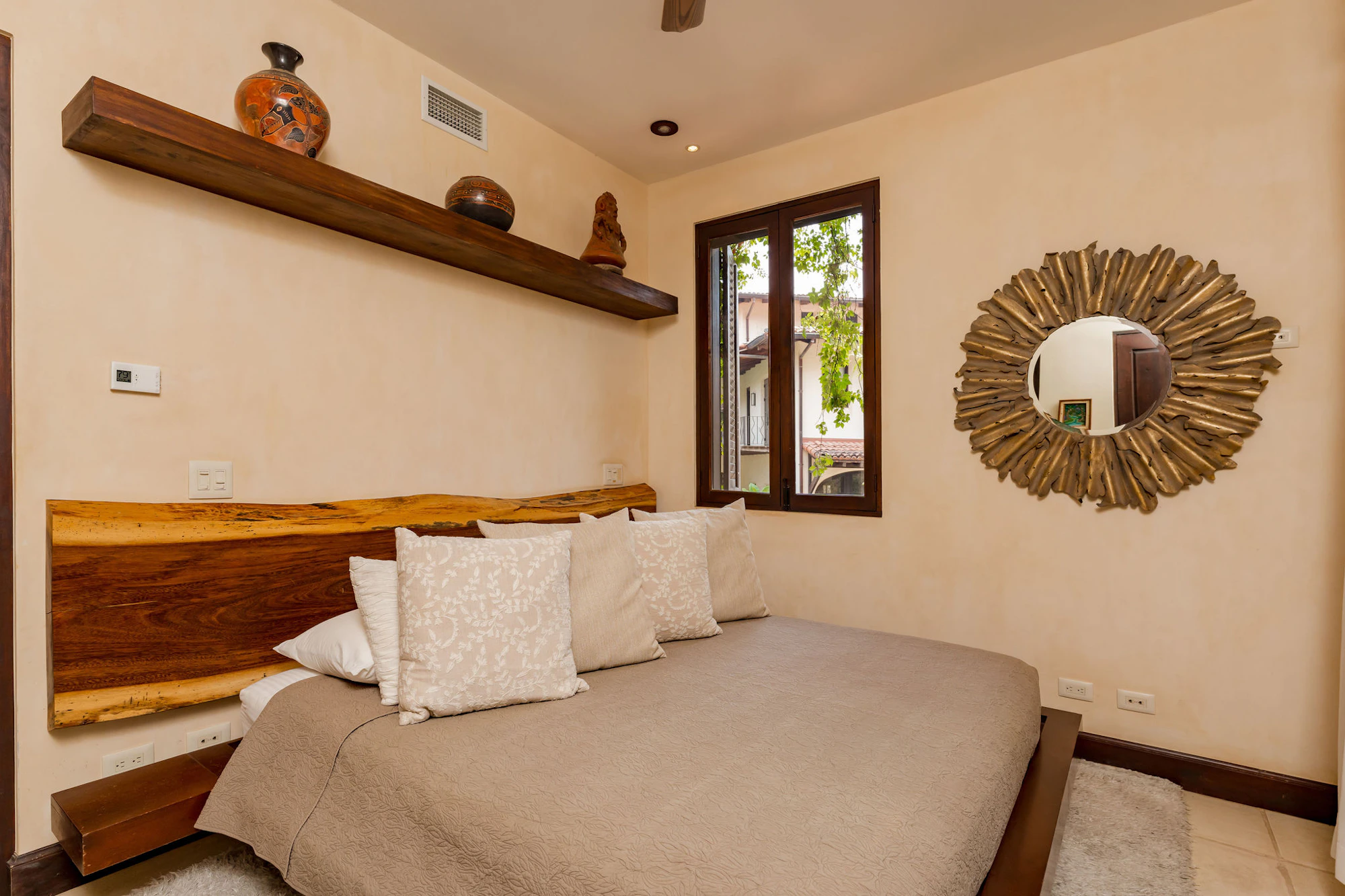 Casa Pinita | 24 Calle la Ronda