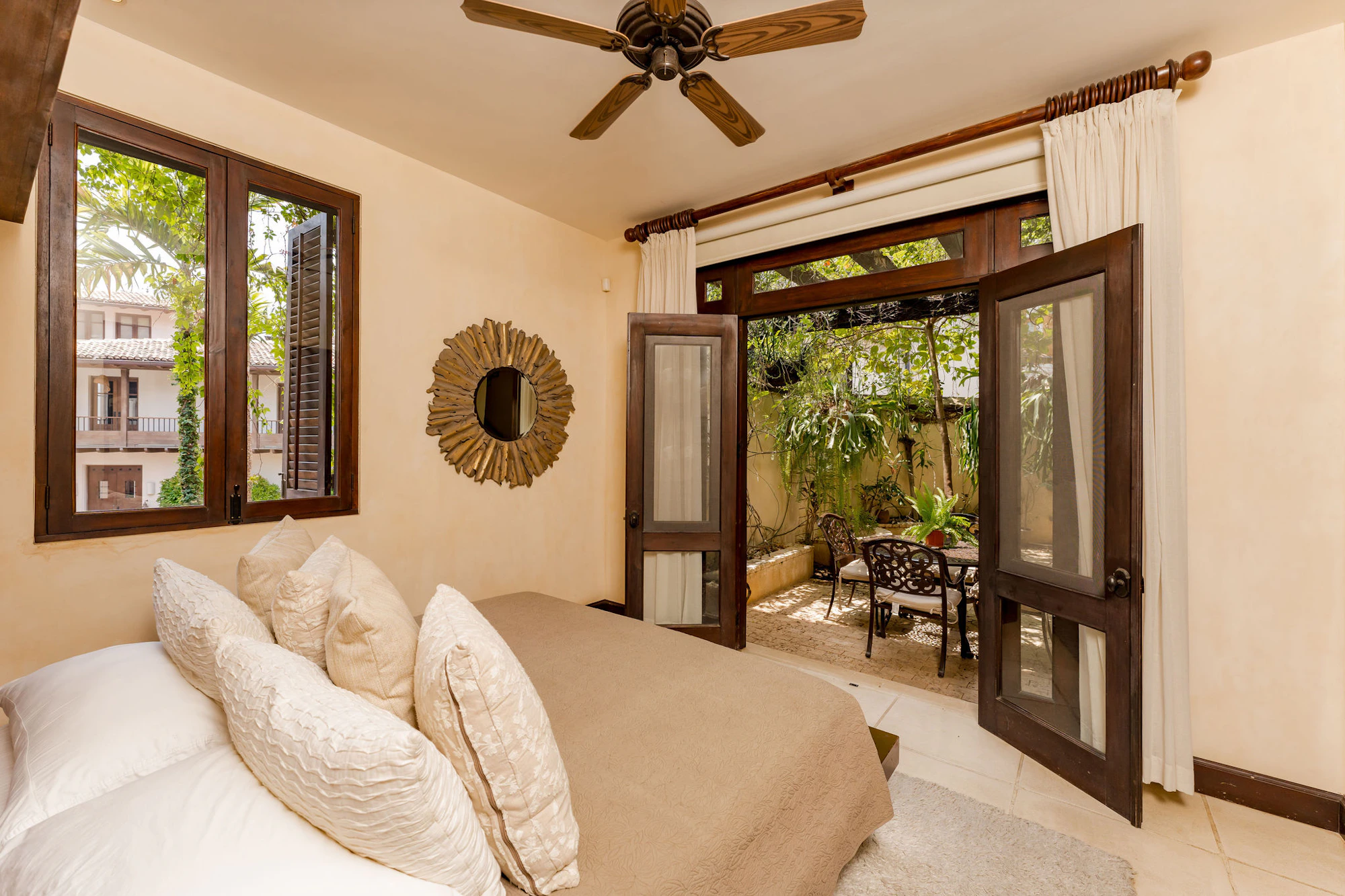 Casa Pinita | 24 Calle la Ronda