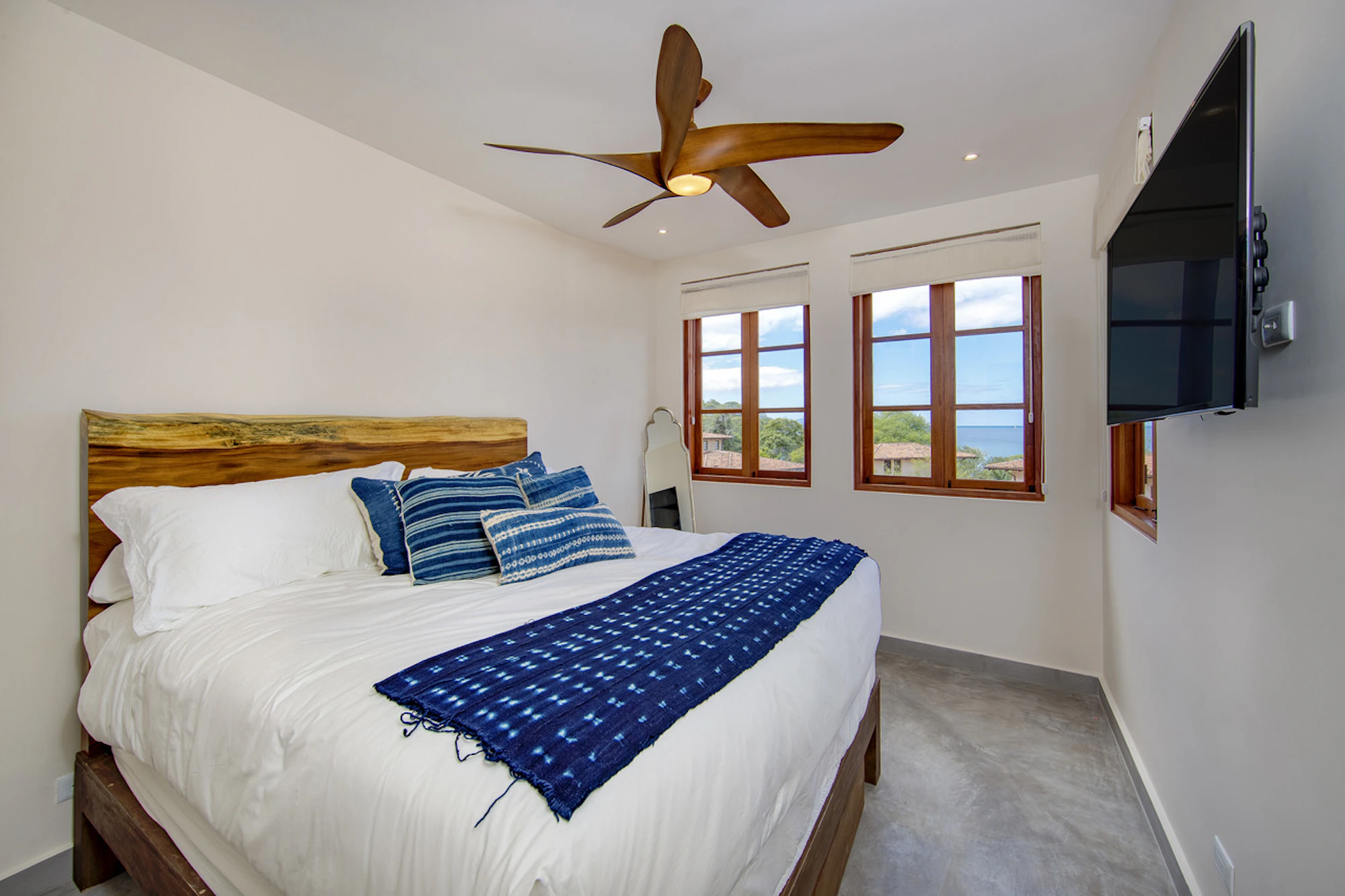 Flat | 32 Plaza Central