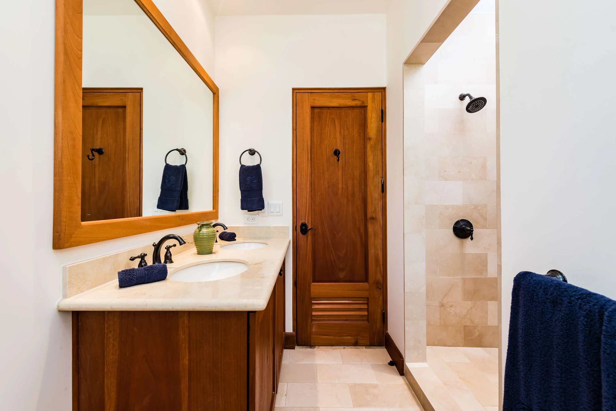 Flat | 43 Plaza Central