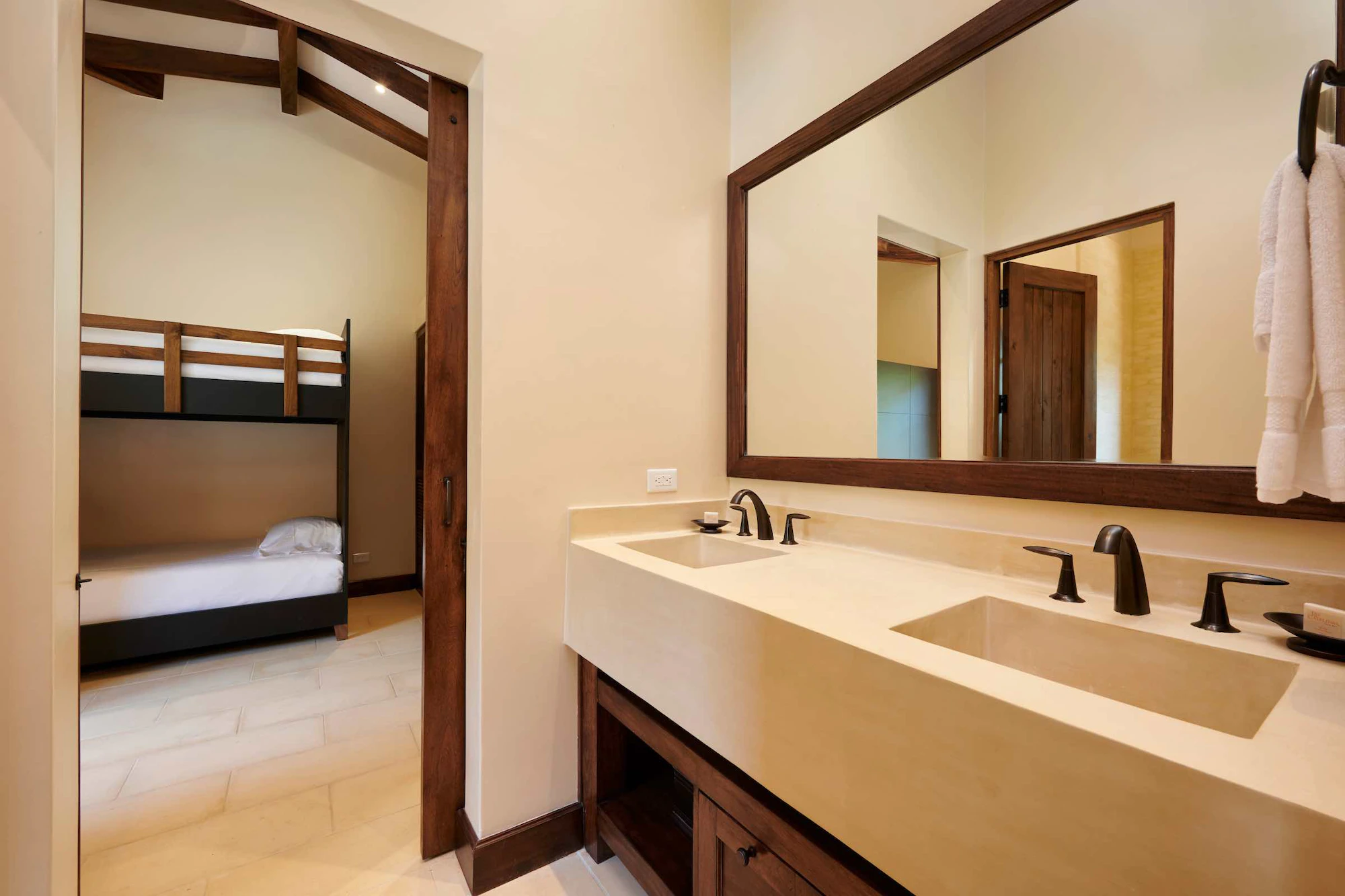 Casa Los Monos | 23 Calle Cartagena