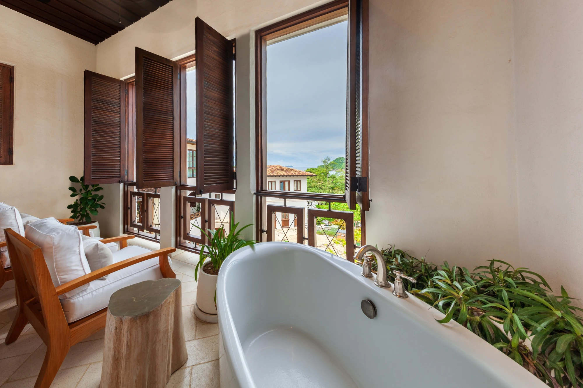 Casa Plumeria | 8 Calle Virginia