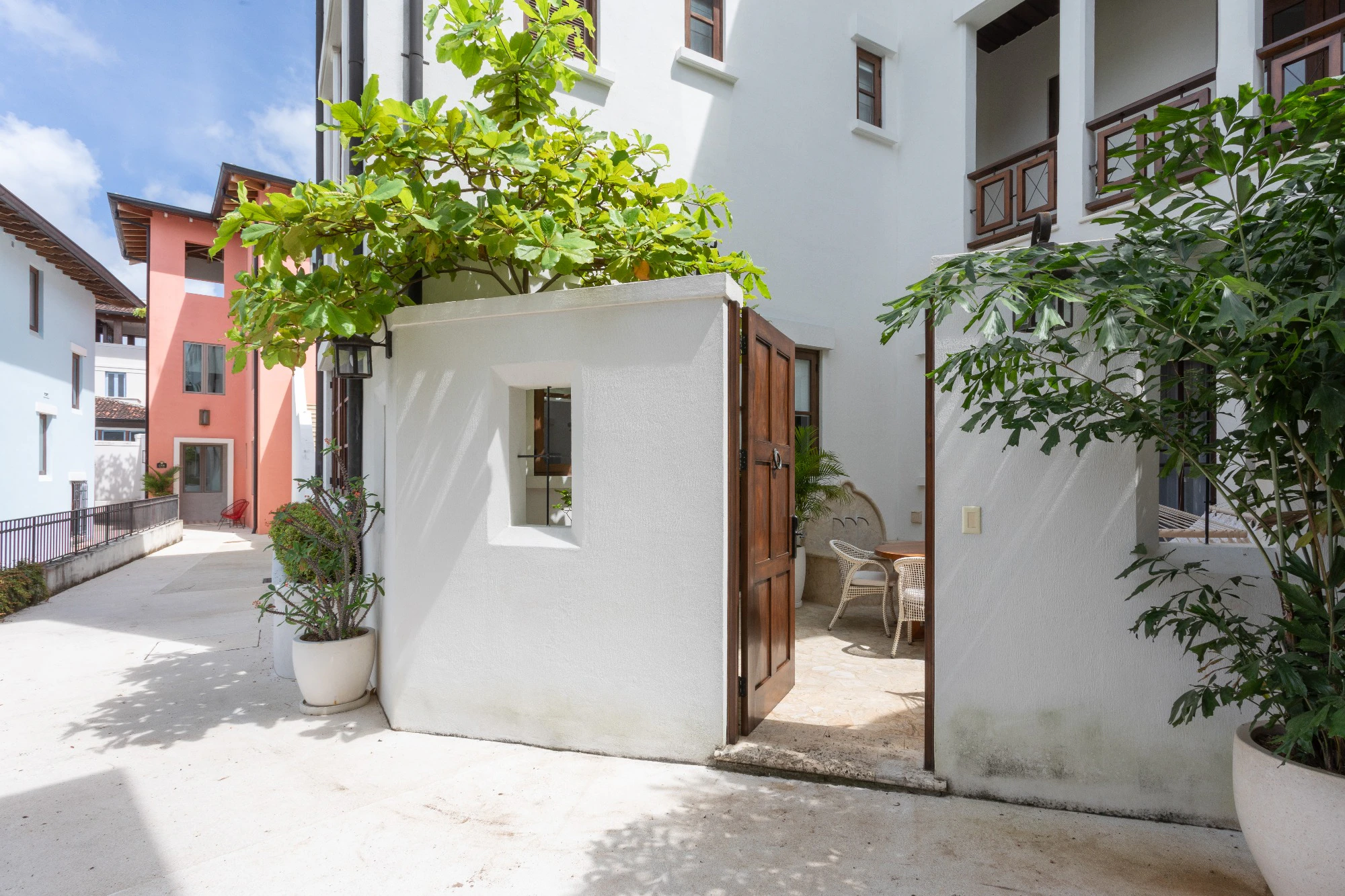 Casa Plumeria | 8 Calle Virginia