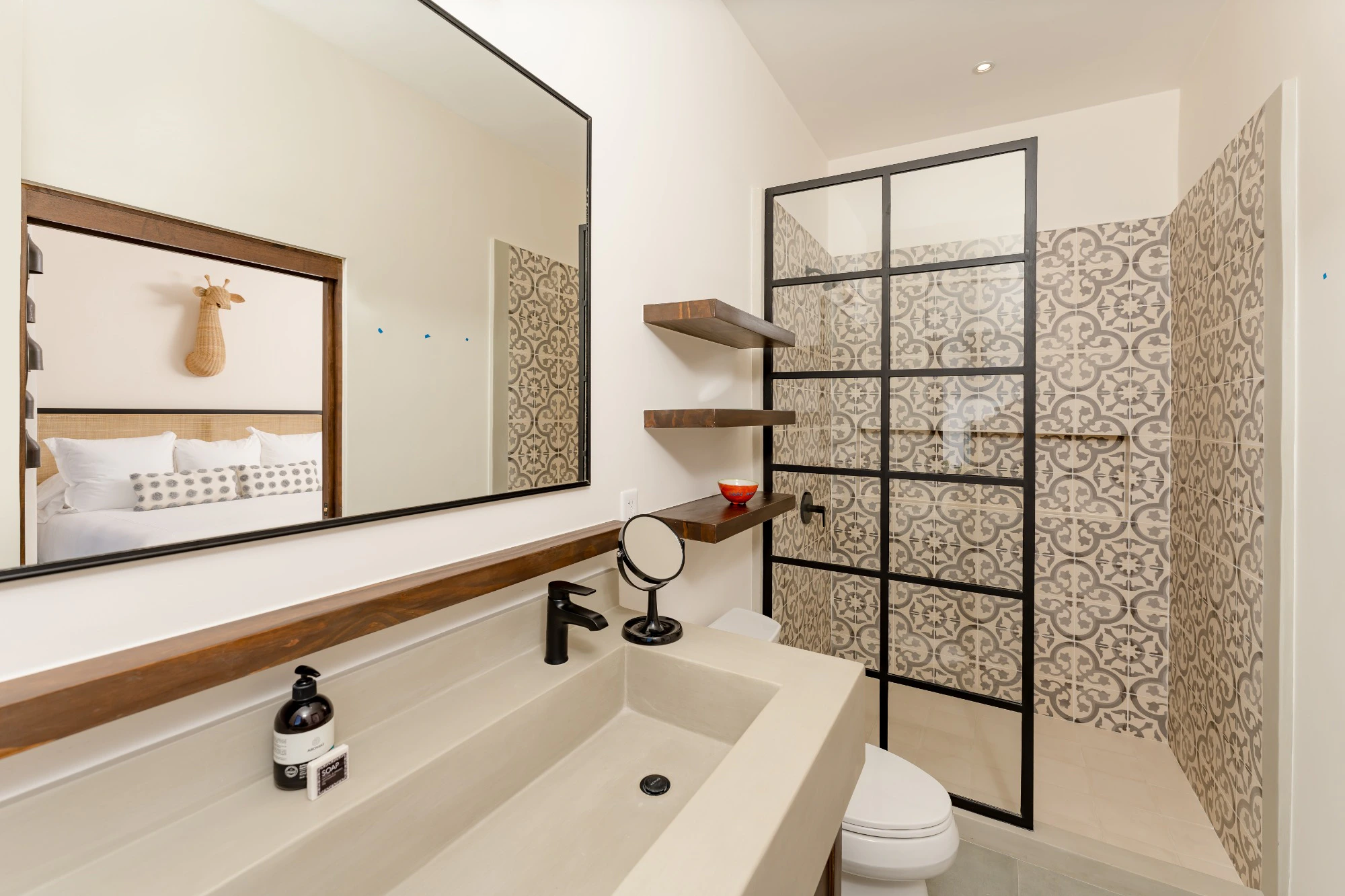 Coralina Flat | 206 Plaza Pienza