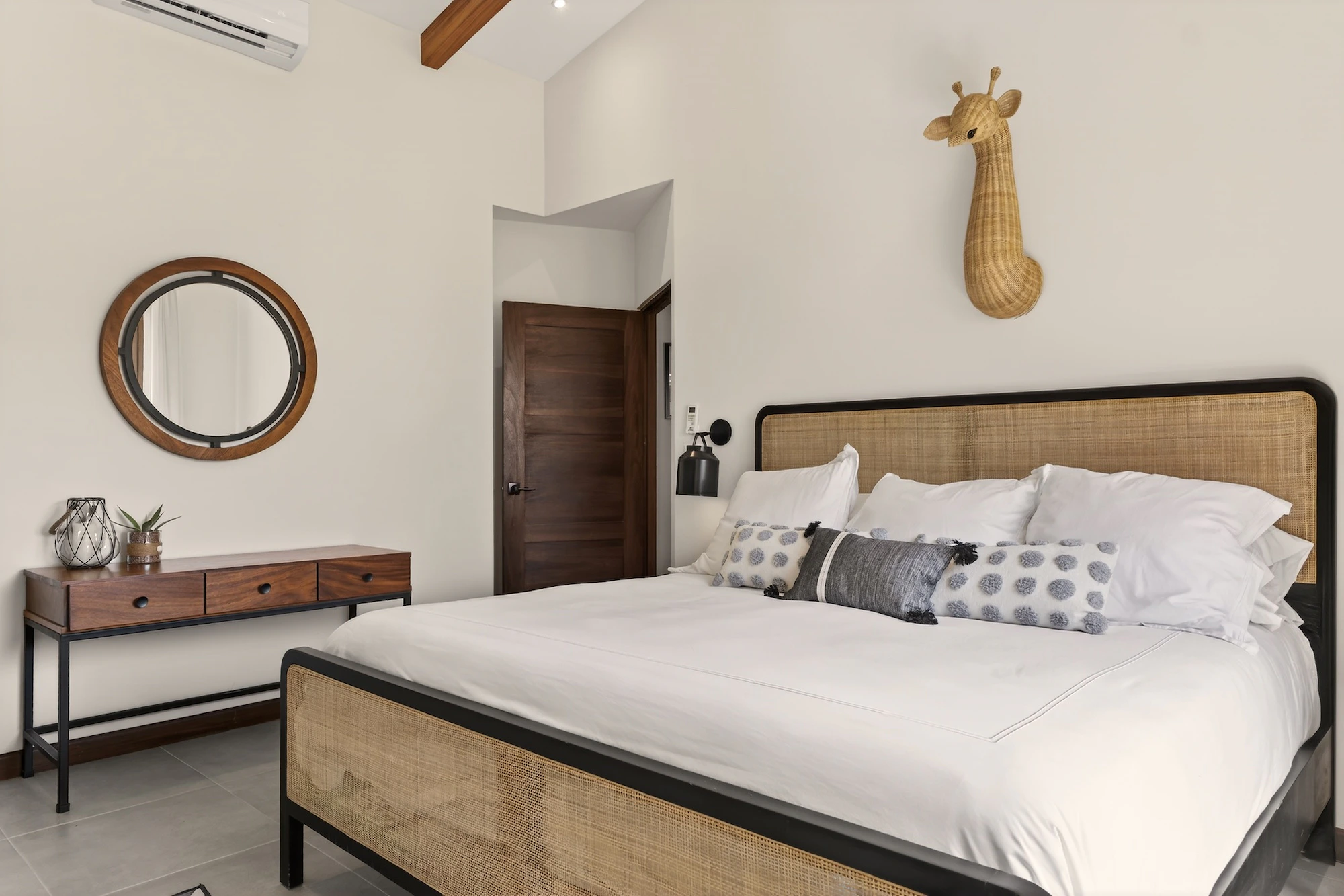 Coralina Flat | 206 Plaza Pienza