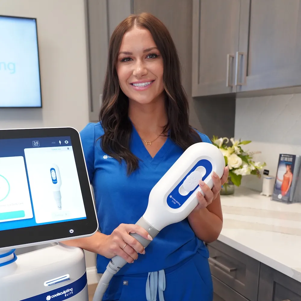Kelly Jo holding coolsculpting machine