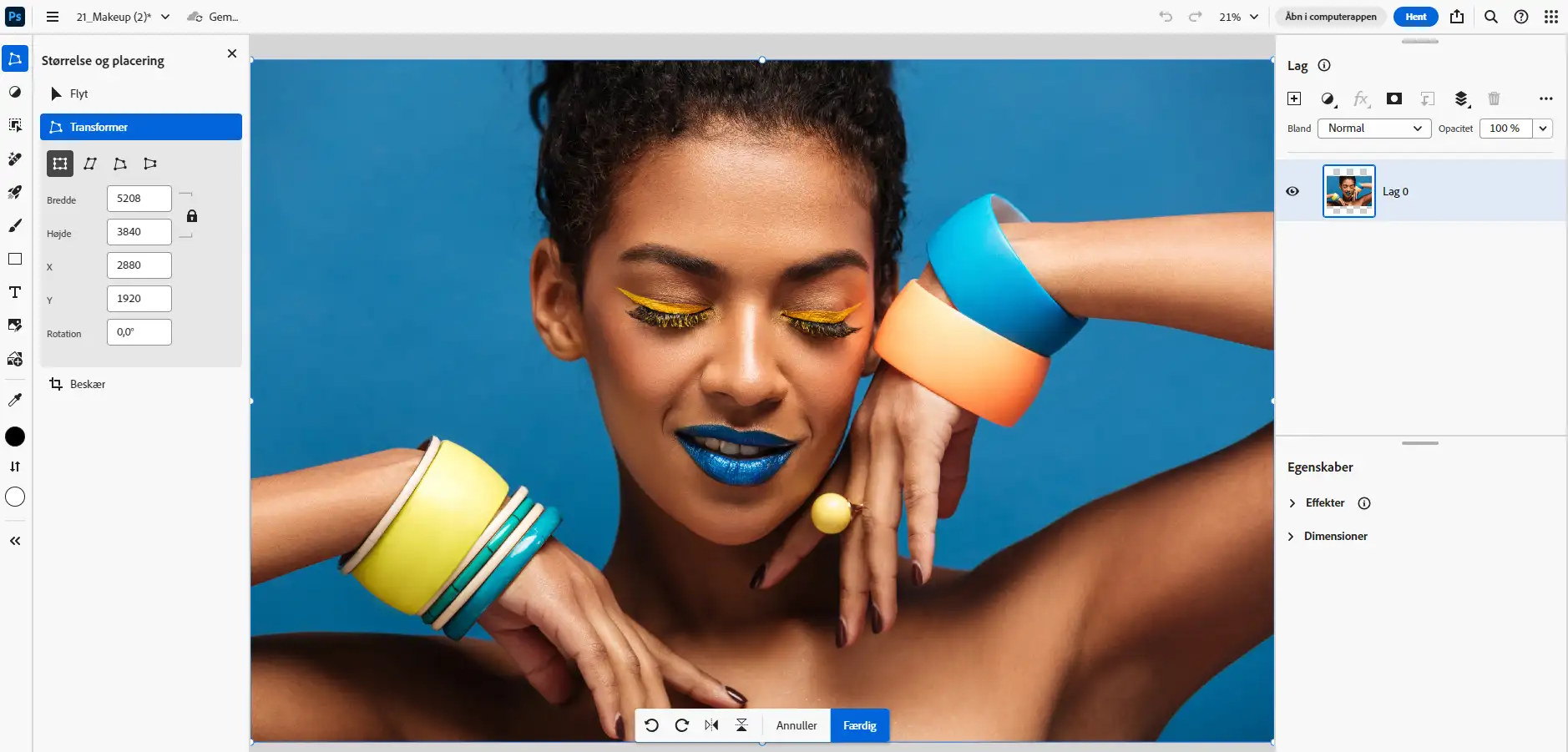 Billede af gng smuk kvinde med farverig makeup i Photoshop Online