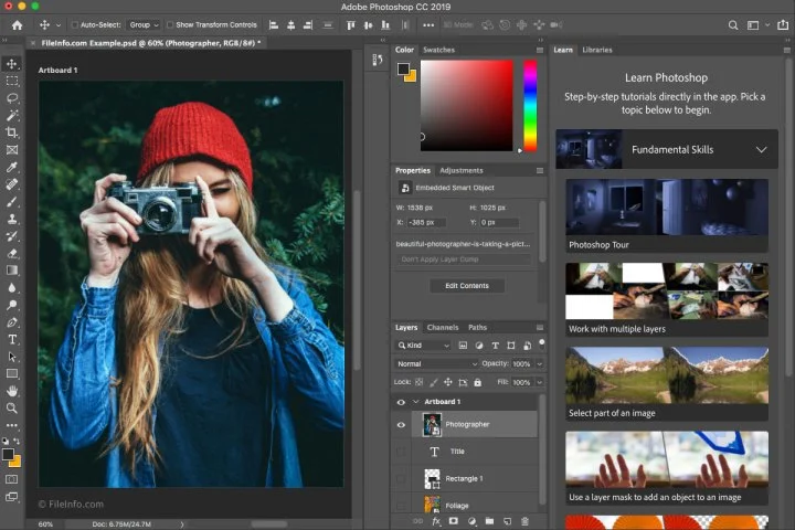 Photoshop programmet er åbent, og man kan se en masse indstillingsmuligheder, samt et billede af en ung kvinde i naturen, som står og tager et billede