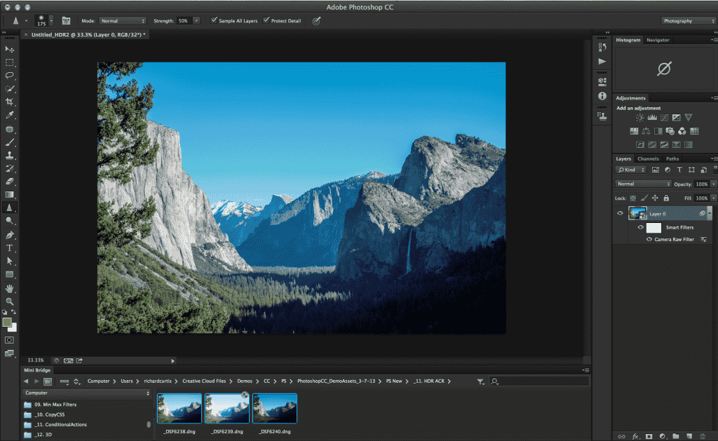 Adobe Photoshop programmet er åbent og man ser et smukt naturbillede af en bjergkløft. Tidslinjen i Photoshop er åben.