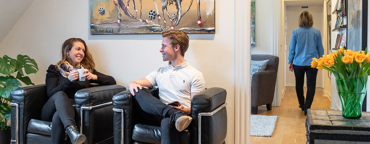 To kursister hos Compass sidder og snakker afslappet i et par dejlige lænestole