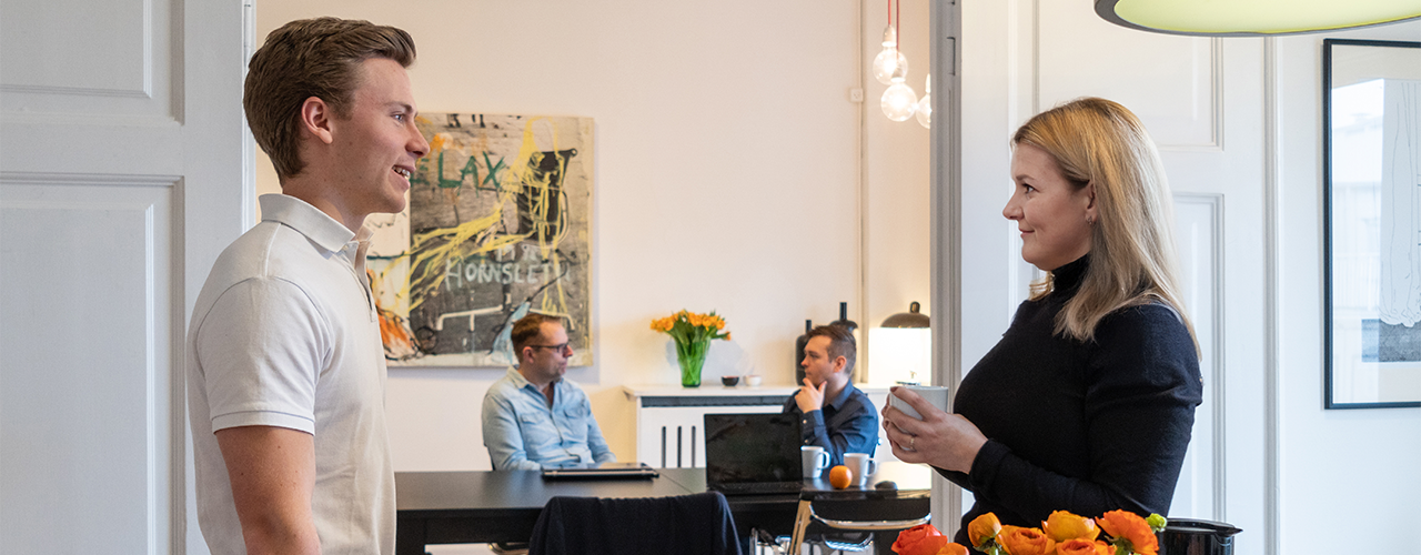 En kop kaffe i pause på Compass InDesign kursus