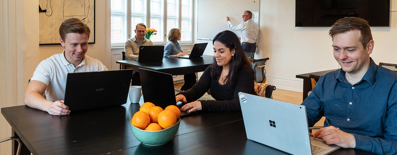 Undervisningslokale med kursister hos Compass