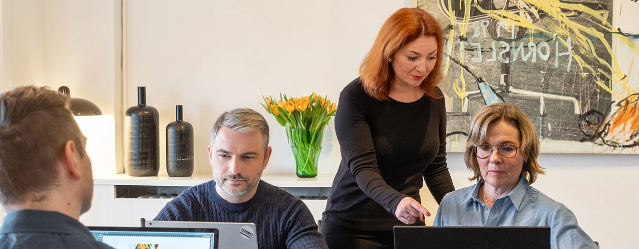 Kursister hos Compass bliver undervist på deres computere