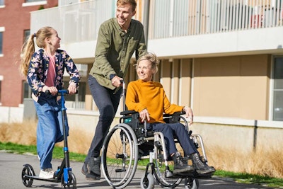man-en-vrouw-met-rolstoel man en vrouw met rolstoel