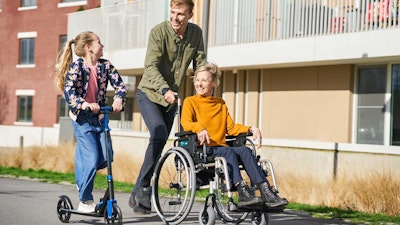 man en vrouw met rolstoel