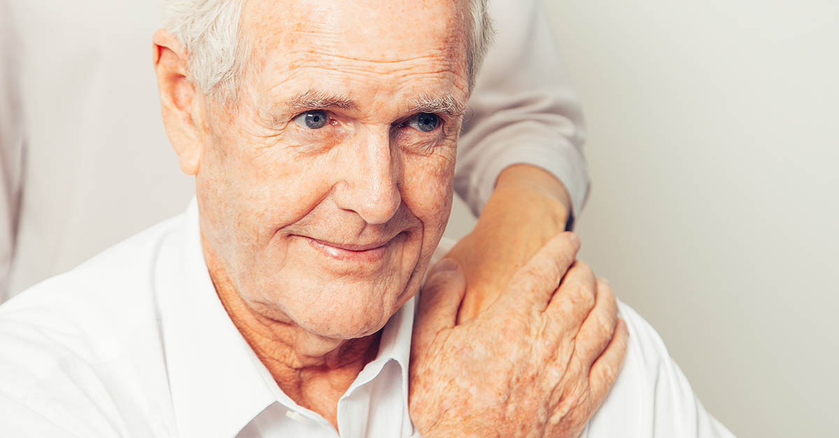 man staart voor zich uit