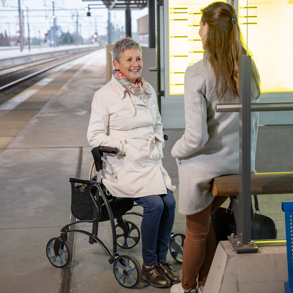 met je rollator buiten wandelen