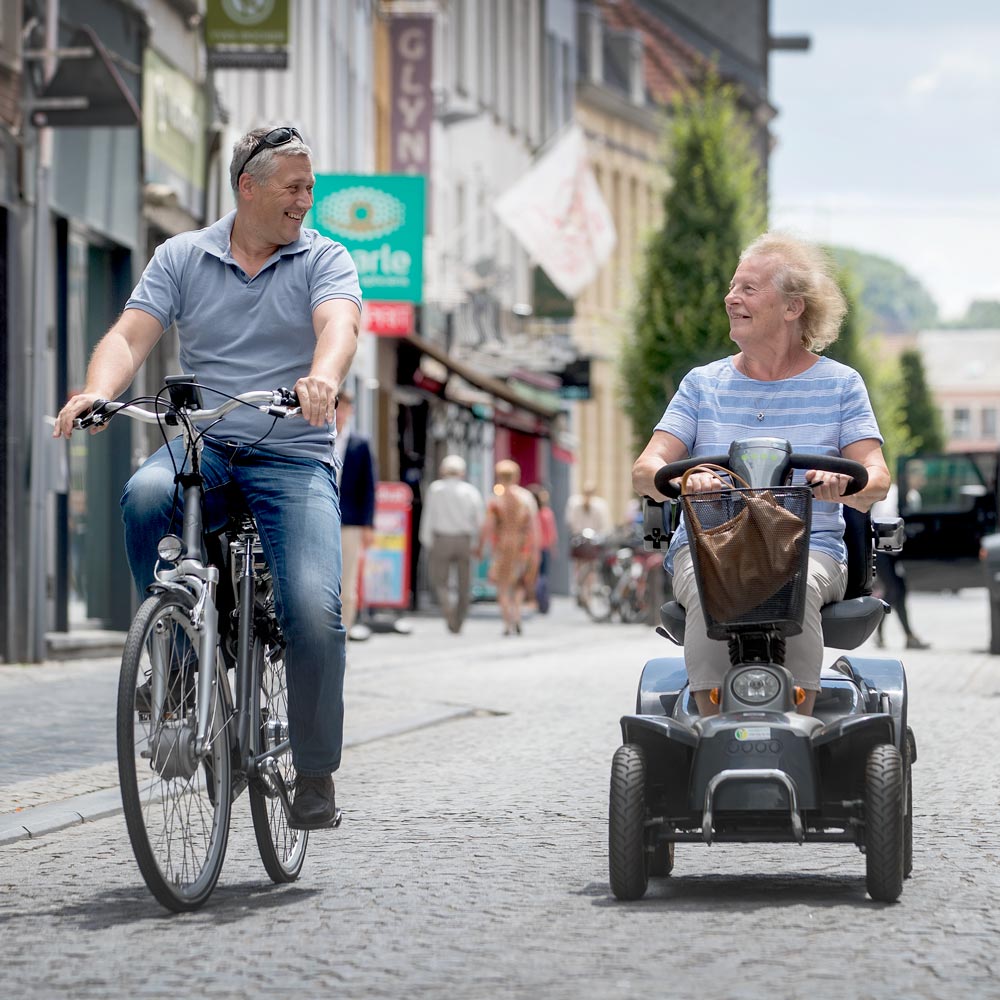 met je scooter of fiets in het verkeer