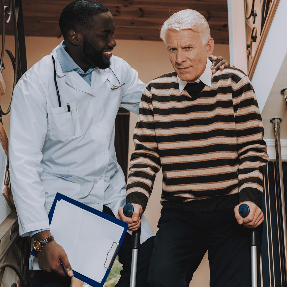 trap opwandelen met krukken