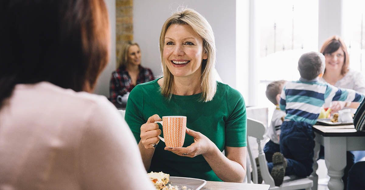 vrouw op restaurant aan het praten