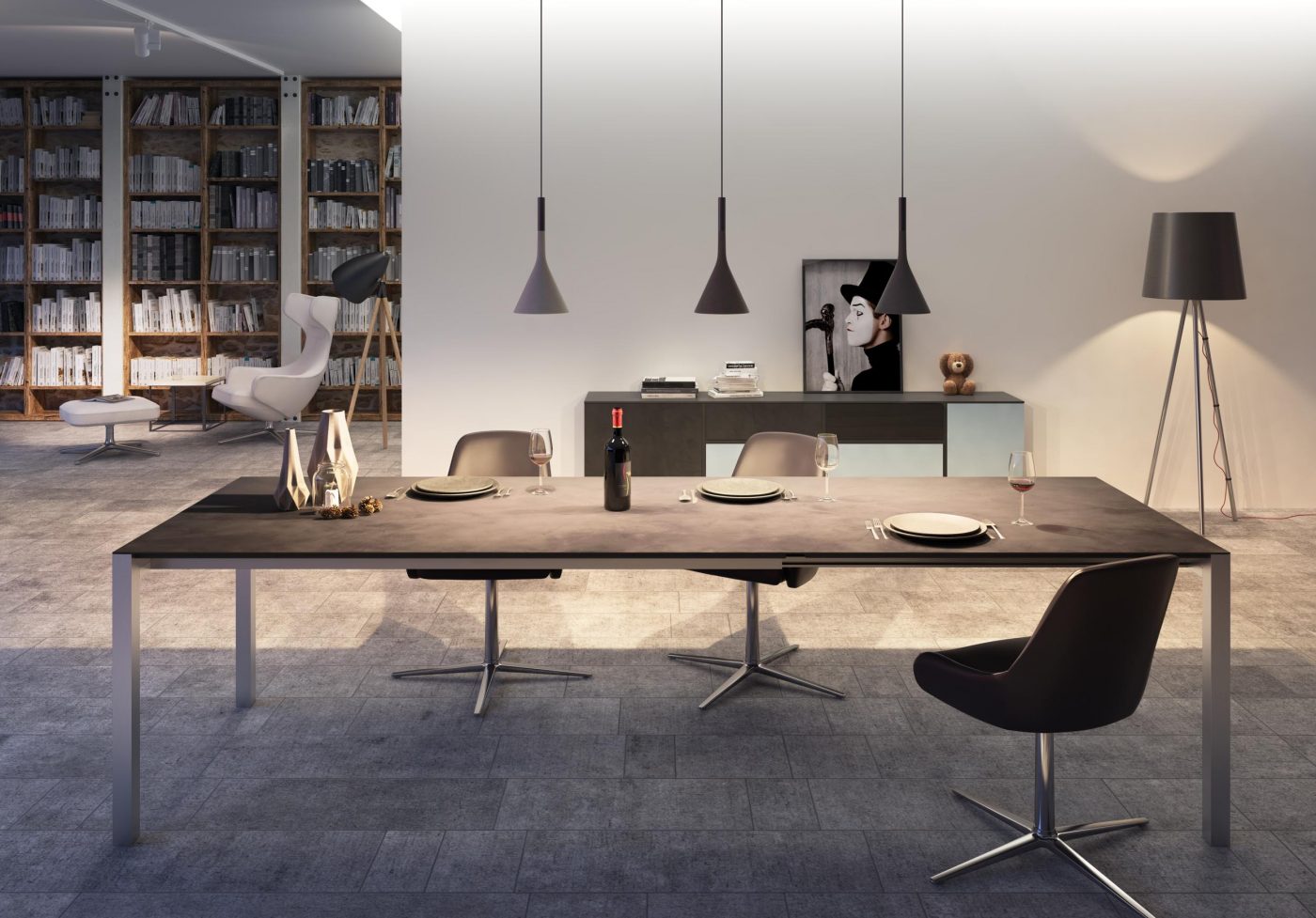 Modernes Esszimmer mit einem langen Tisch für zwei Personen, schwarzen Stühlen, Weinflaschen, Gläsern, Pendelleuchten, abstraktem Dekor und Bücherregalen im Hintergrund. Ein gerahmtes Schwarz-Weiß-Porträt steht auf einer Anrichte.